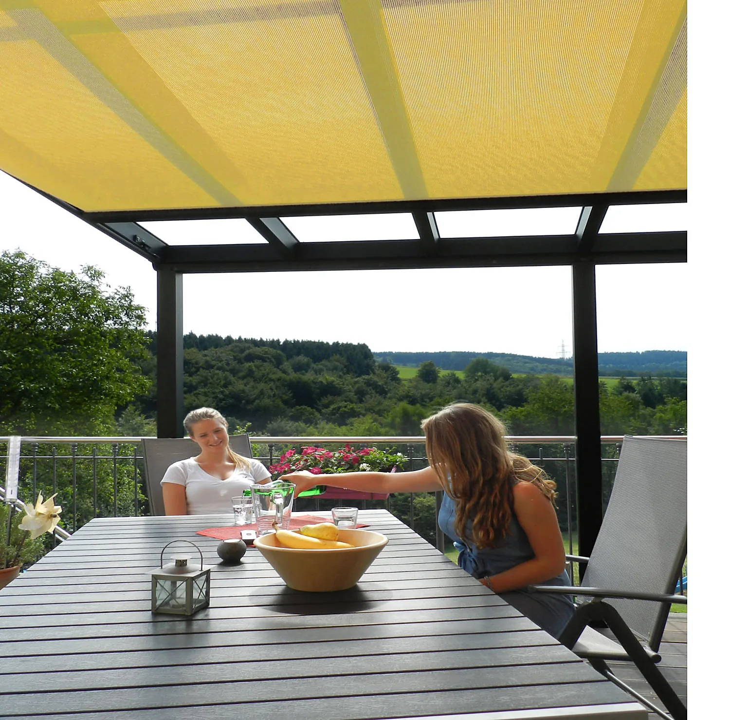 Entspannter Aufenthalt unter einer Terrassenüberdachung mit Blick ins Grüne