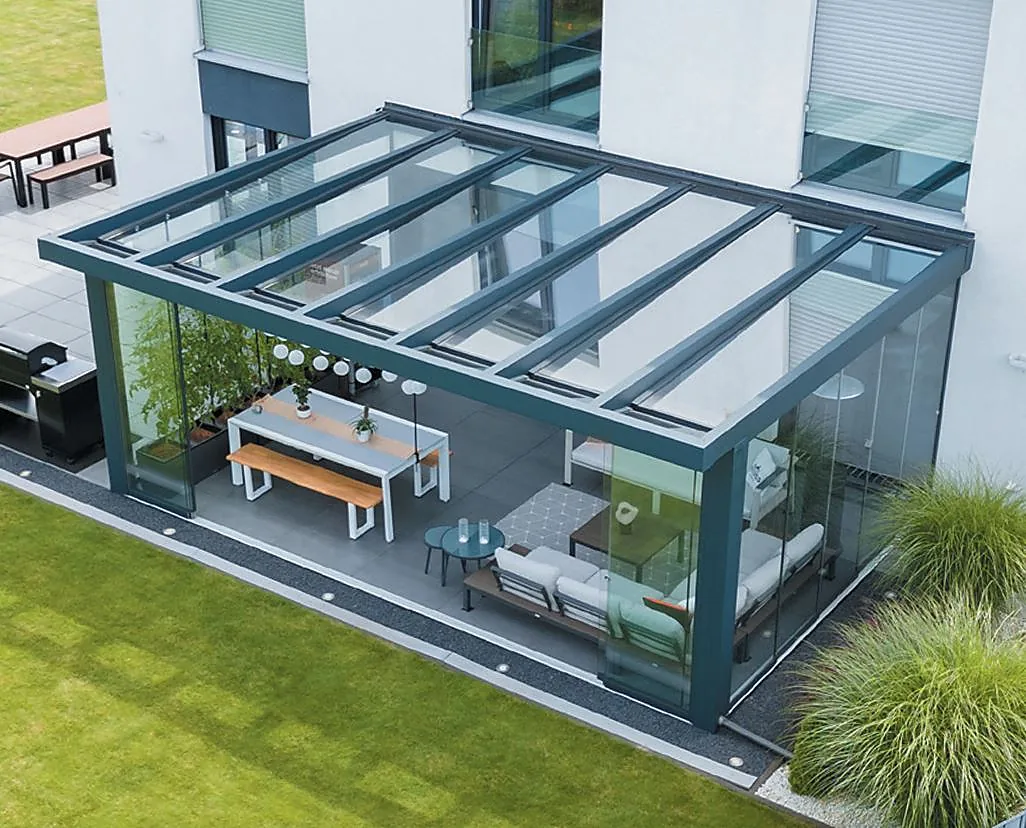 Moderner unbeheizter Glas-Anbau mit transparentem Dach und seitlichen Glasflächen aus der Vogelperspektive
